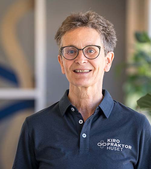 Kvindelig klient får fysiurgisk massage af Mette